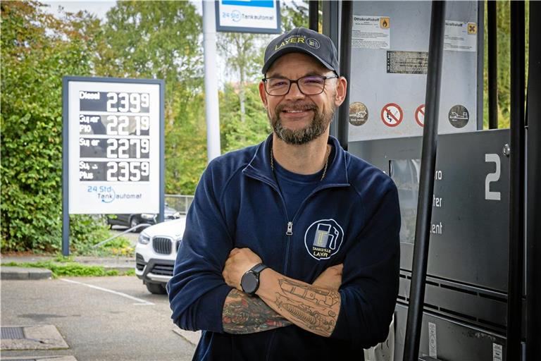 Der Tankstellenbetreiber Dennis Layer freut sich ebenfalls nicht über die hohen Spritpreise. Foto: Alexander Becher