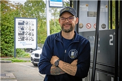 Der Tankstellenbetreiber Dennis Layer freut sich ebenfalls nicht über die hohen Spritpreise. Foto: Alexander Becher