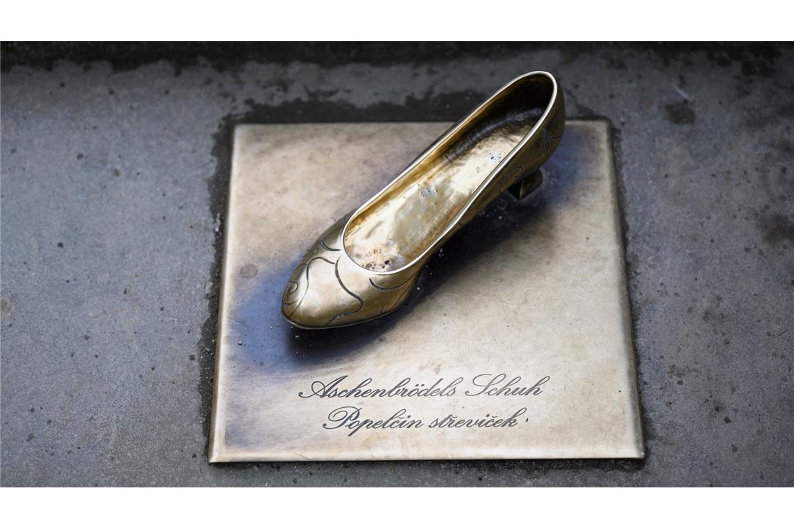 Der Tanzschuh aus Bronze, den Aschenbrödel im Kultfilm "Drei Haselnüsse für Aschenbrödel" auf der Treppe am Schloss Moritzburg verlor, als sie vor dem Prinzen weglief. Im Festsaal von Schloss Moritzburg, dem einstigen Jagdschloss der Wettiner, wurde heute die traditionelle Winterausstellung "Drei Haselnüsse für Aschenbrödel" zum gleichnamigen Kultfilm eröffnet. Die Präsentation macht bis zum 1. März 2026 die Welt rund um den bekannten Märchenfilm erlebbar. (Archivbild)