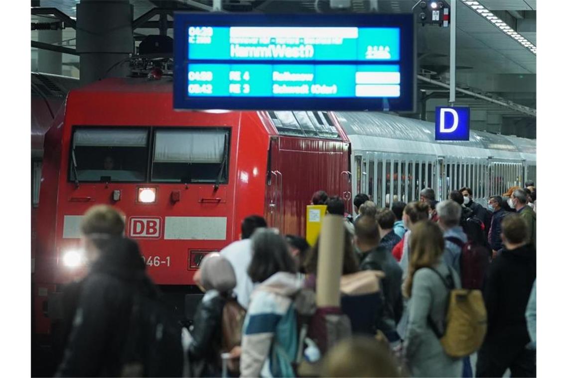 Bahn-Gewerkschaft EVG stellt neue Tarifforderungen Der Tarifkonflikt bei der Deutschen Bahn schwelt weiter. Nach dem Abschluss mit der Lokführergewerkschaft GDL will die konkurrierende Eisenbahn- und Verkehrsgewerkschaft (EVG) mit dem Konzern nachverhandeln. Foto: Jörg Carstensen/dpa