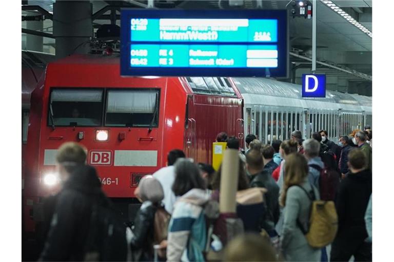 Der Tarifkonflikt bei der Deutschen Bahn schwelt weiter. Nach dem Abschluss mit der Lokführergewerkschaft GDL will die konkurrierende Eisenbahn- und Verkehrsgewerkschaft (EVG) mit dem Konzern nachverhandeln. Foto: Jörg Carstensen/dpa