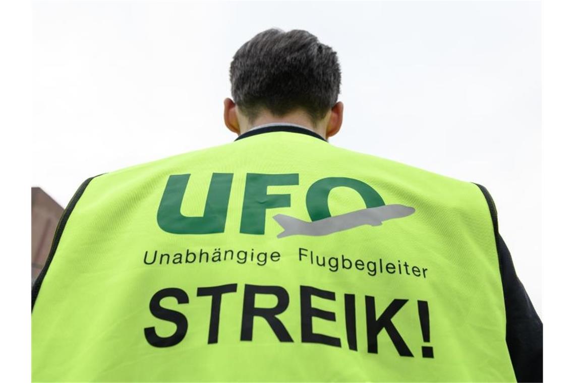 Der Tarifkonflikt zwischen der Lufthansa und der Gewerkschaft Ufo führte bereits zu rund 2000 Flugausfällen. Foto: Silas Stein/dpa