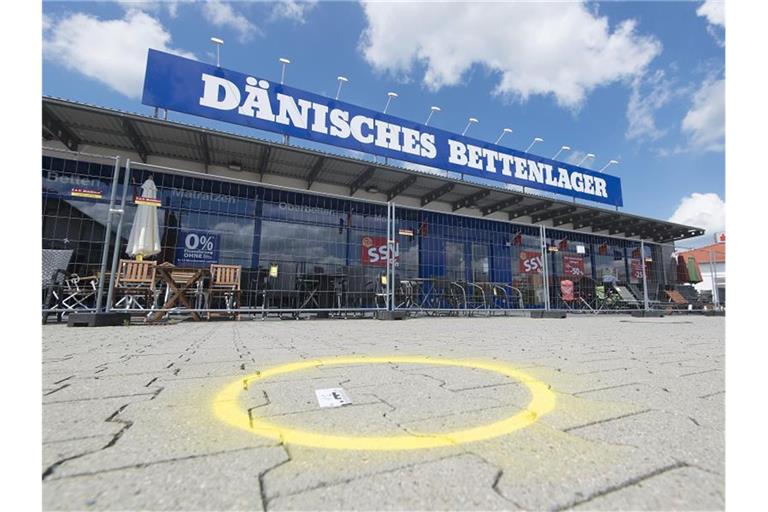 Der Tatort des Überfalls auf einen Geldtransporter auf dem Parkplatz vor einer Filiale des Dänischen Bettenlagers in Cremlingen. Foto: picture alliance / dpa