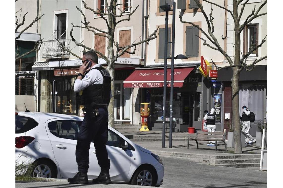 Nach tödlichem Messerangriff: Anti-Terror-Fahnder ermitteln Der Tatort in Romans-sur-Isère. Foto: Uncredited/AP/dpa