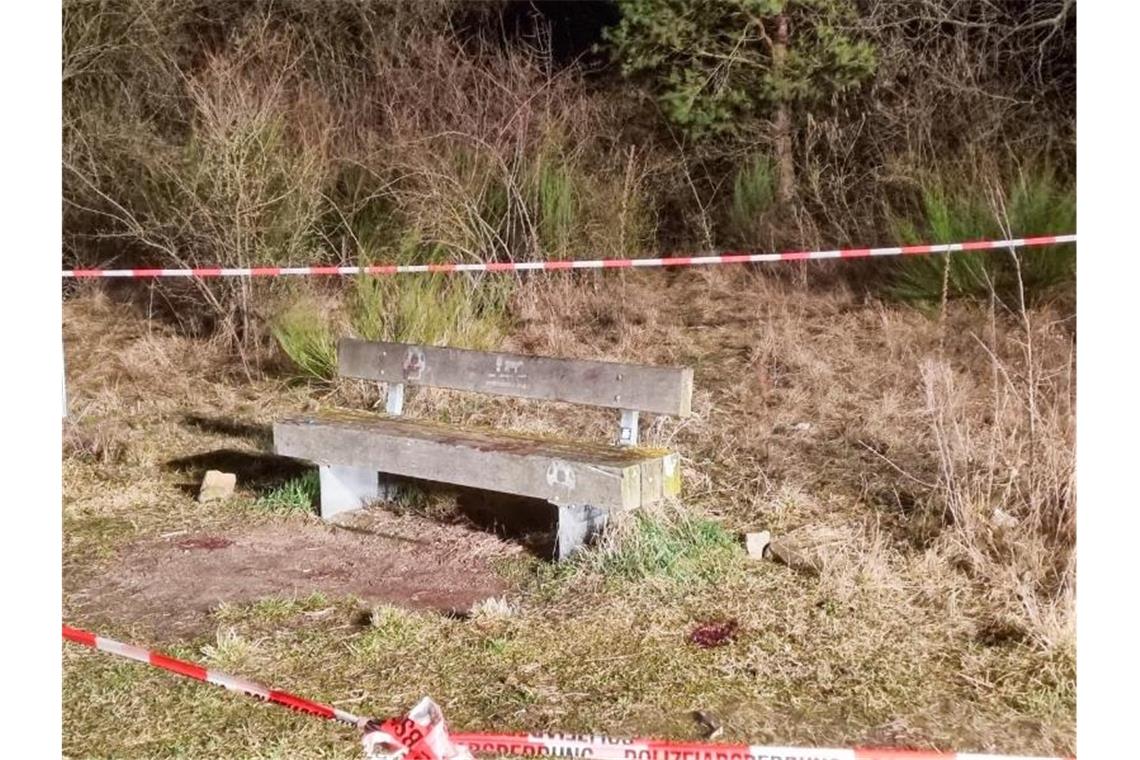 Schwer verletzter Mann am Waldrand: Verbrechen? Der Tatort ist mit Flatterband abgesperrt. Foto: Roman Rossel/Einsatz-Report24 /dpa