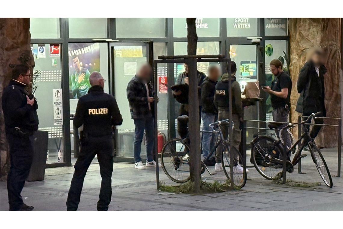 Schüsse in Wettbüro - drei Verletzte, Festnahme am Abend Der Tatort liegt mitten in der Innenstadt.