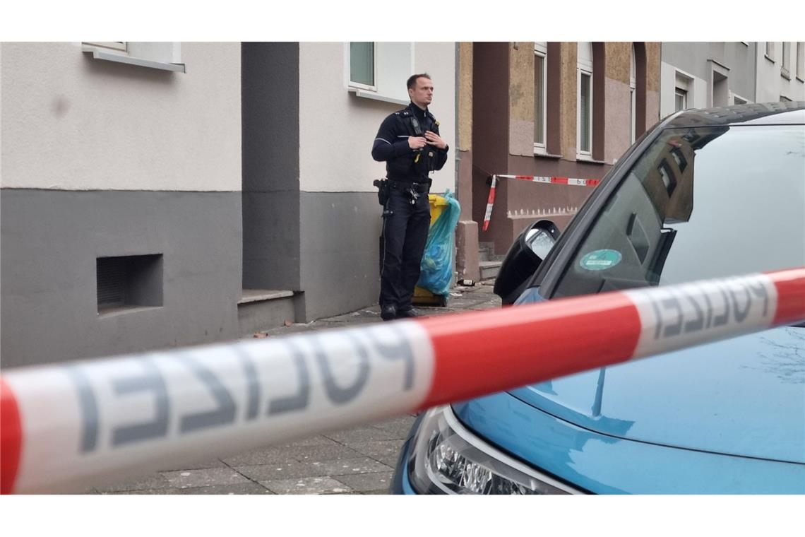 Der Tatort wurde mit Flatterband abgesperrt.