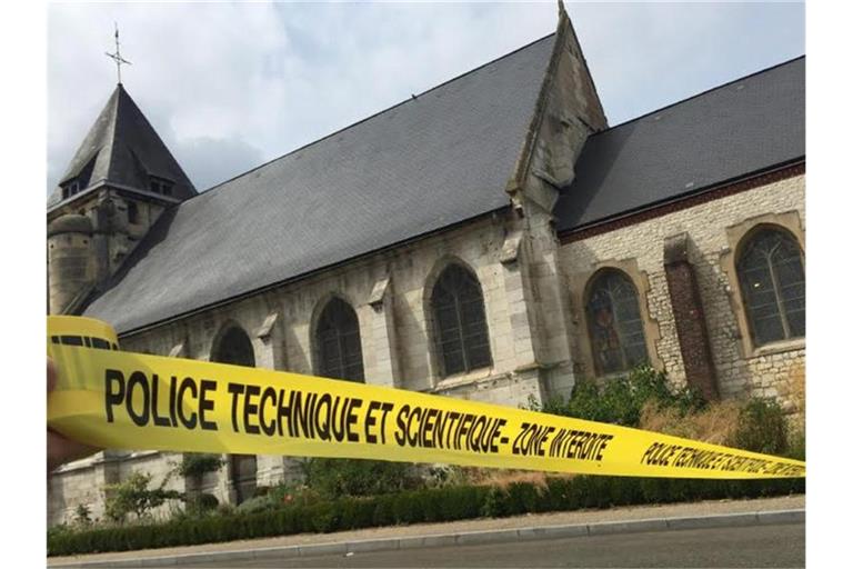 Der Tatort: Am 26. Juli 2016 kam in der katholischen Kirche in Saint-Étienne-du-Rouvray der Priester Jacques Hamel zu Tode. Foto: Police Nationale / Handout/POLICE NATIONALE/dpa