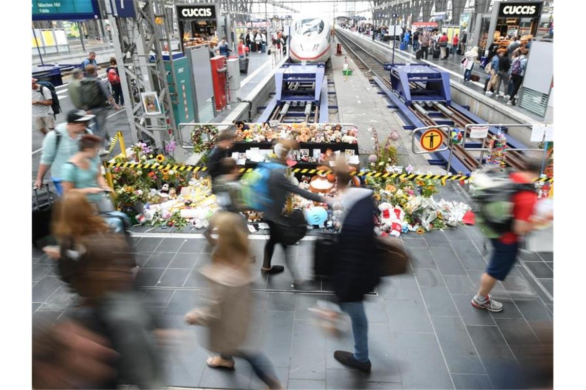 Tödliche Gleisattacke: Tatverdächtiger kommt in Psychiatrie Der Tatverdächtige, der einen Achtjährigen in Frankfurt vor einen einfahrenden Zug gestoßen haben soll, muss vorläufig in eine psychiatrische Einrichtung. Foto: Arne Dedert