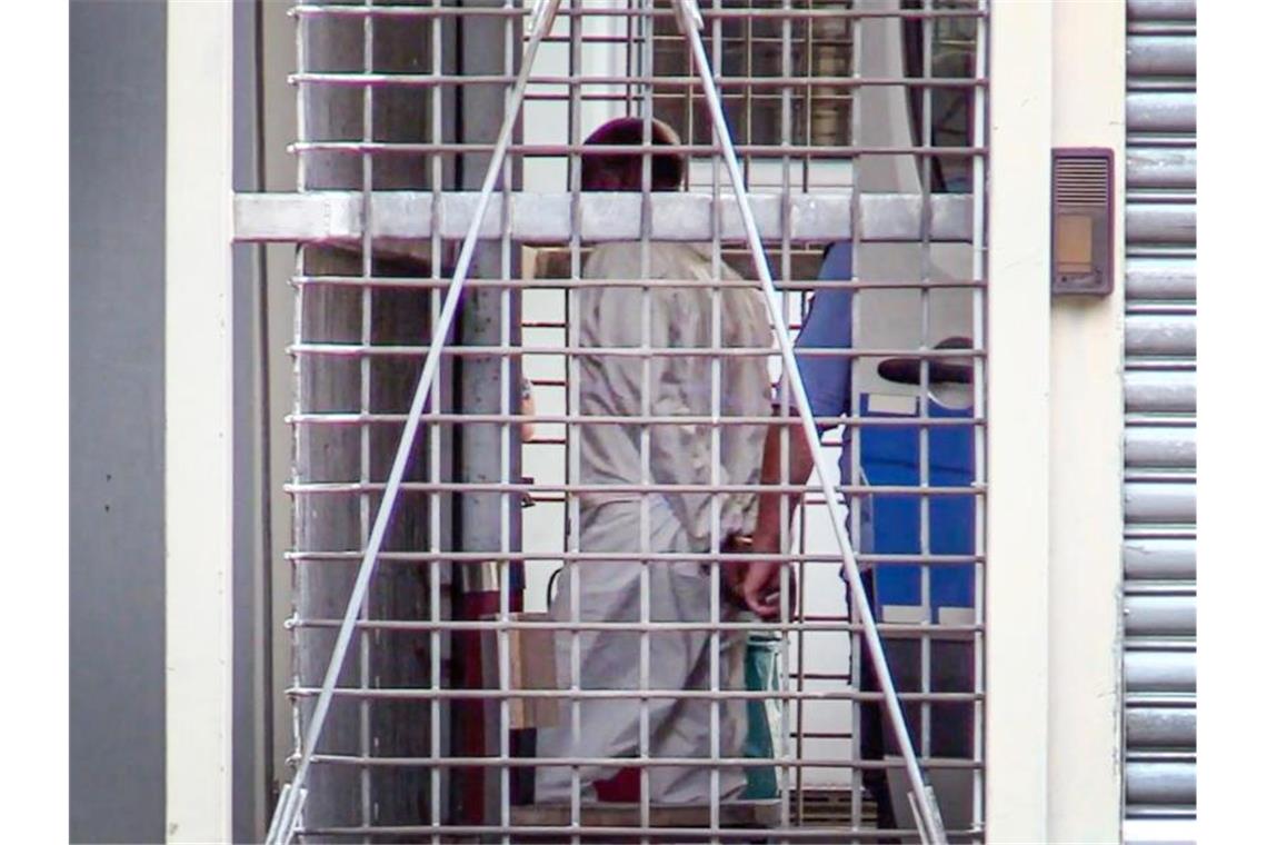 Nach Gleis-Attacke: Psychiatrisches Gutachten wird erstellt Der Tatverdächtige im Falle der tödlichen Attacke im Frankfurter Hauptbahnhof wird dem Haftrichter beim Amtsgericht vorgeführt. Foto: Christoph Reichwein