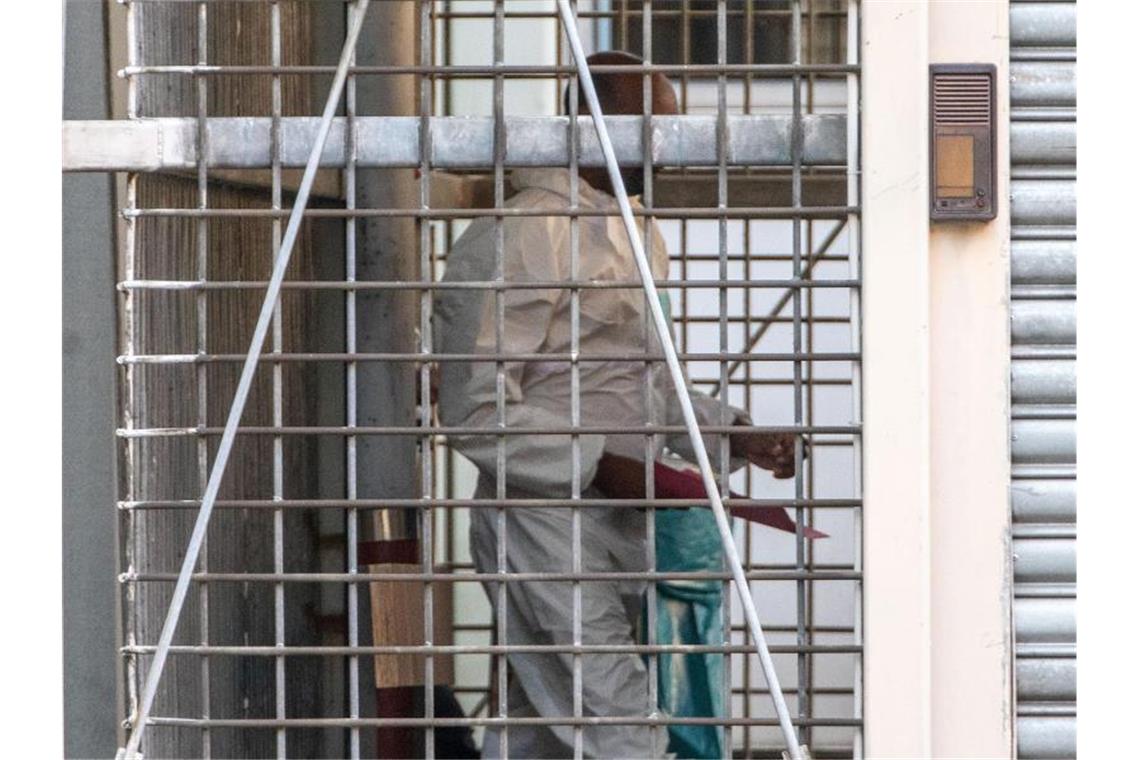 Der Verdächtige: Zuverlässig, unauffällig - psychisch krank Der Tatverdächtige wird in Frankfurt dem Haftrichter vorgeführt. Foto: Christoph Reichwein