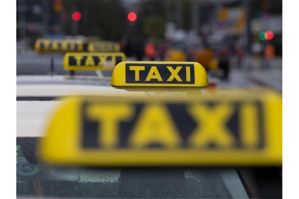 Der Taxiverband fürchtet den Verlust Zehntausender Jobs. Foto: Paul Zinken/dpa-Zentralbild/dpa