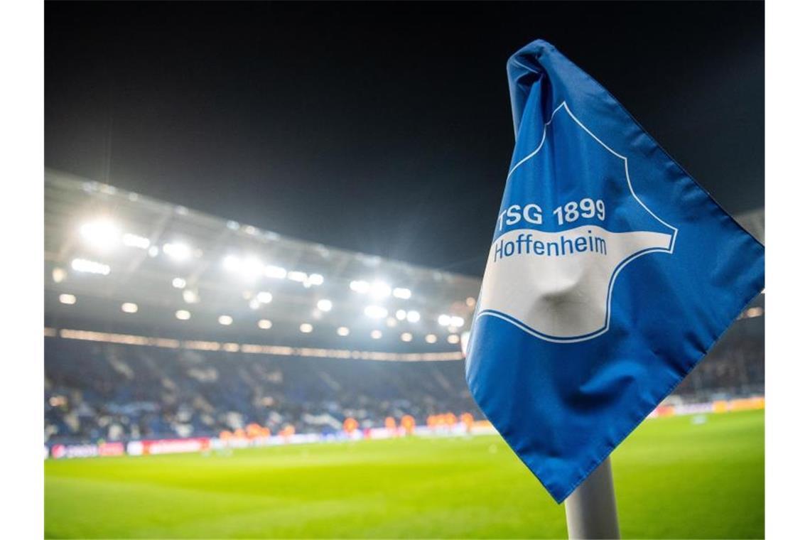 Der Teamarzt von der TSG 1899 Hoffenheim weiß, dass bei einer Team-Quarantäne die Saison definitiv beendet ist. Foto: Sebastian Gollnow/dpa