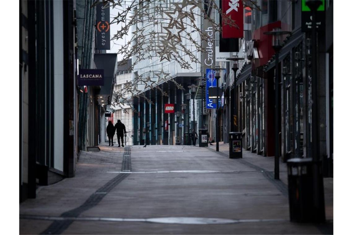 Handel: In den Innenstädten bleiben die Kunden aus Der Teil-Lockdown in Deutschland sorgt auch hier in der Innenstadt von Essen für weitgehend leere Straßenzüge. Foto: Fabian Strauch/dpa