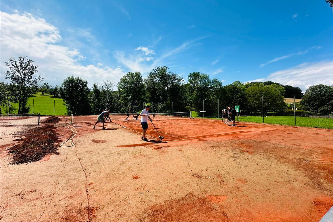 Hoher Schaden für Gemeinden und Vereine Der Tennisclub konnte im Sommer zwei seiner Plätze wiederherstellen. Zwei weitere werden nun für viel Geld erneuert. Foto: privat