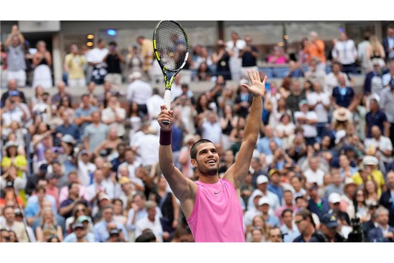 Der Tennisprofi Carlos Alcaraz jubelt nach seinem Sieg im Halbfinale über den Serben Djokovic.