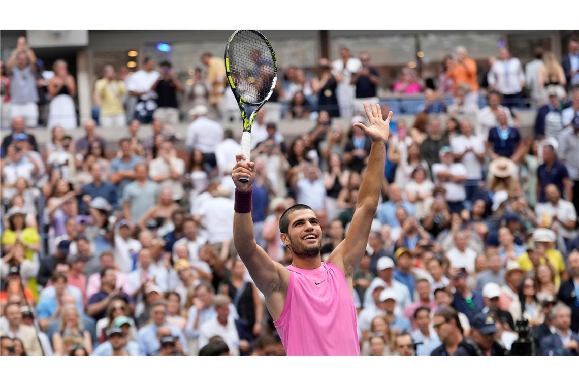 Der Tennisprofi Carlos Alcaraz jubelt nach seinem Sieg im Halbfinale über den Serben Djokovic.