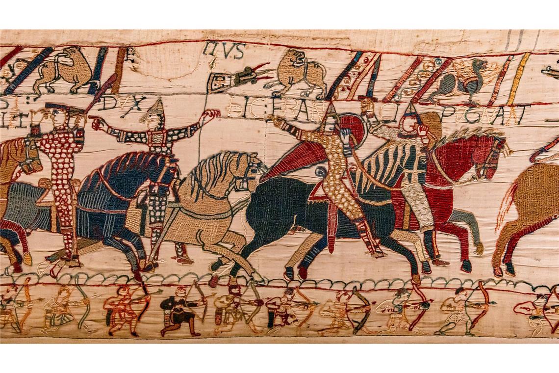 Fragment vom Teppich von Bayeux in Schleswig entdeckt Der Teppich von Bayeux ist eine in der zweiten Hälfte des 11. Jahrhunderts entstandene Stickarbeit auf einem rund 52 Zentimeter hohen Tuchstreifen. In Bild und Text wird auf 68 Metern in 58 Einzelszenen die Eroberung Englands durch den Normannenherzog Wilhelm den Eroberer