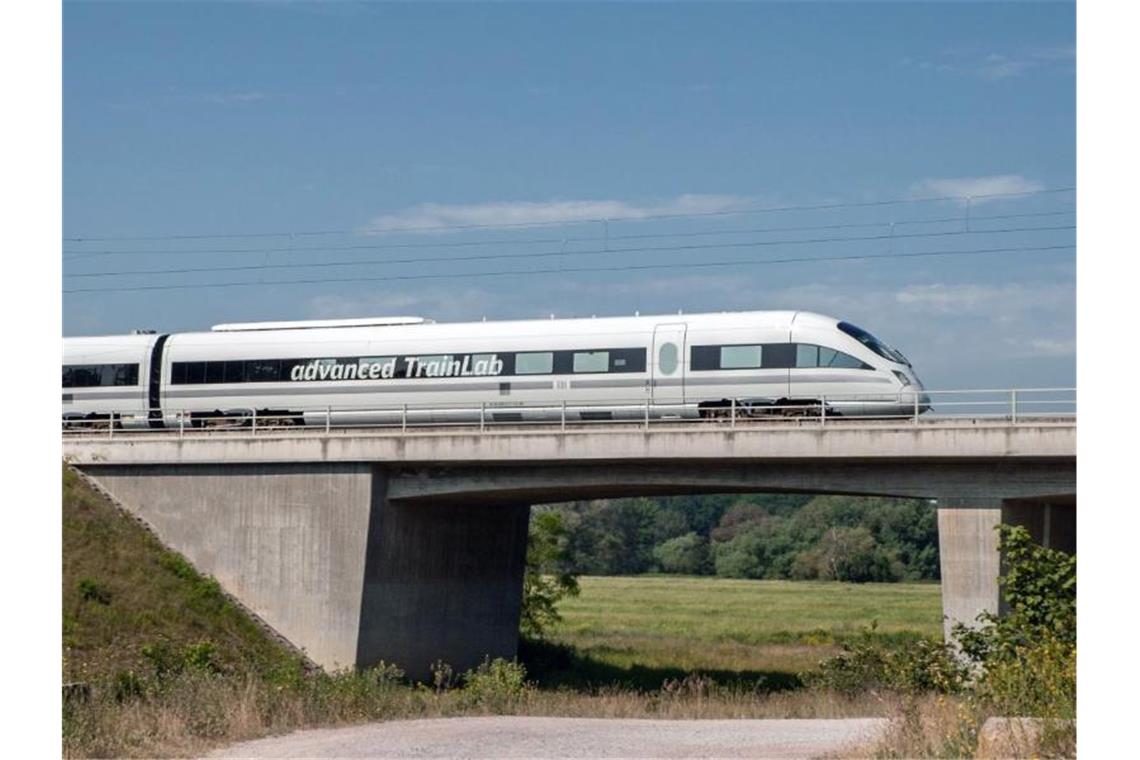 Der Test-Kraftstoff besteht zu 33 Prozent aus umgewandelten biologischen Rest- und Abfallstoffen wie Altspeiseölen. Foto: Kai Michael Neuhold/Deutschen Bahn/dpa