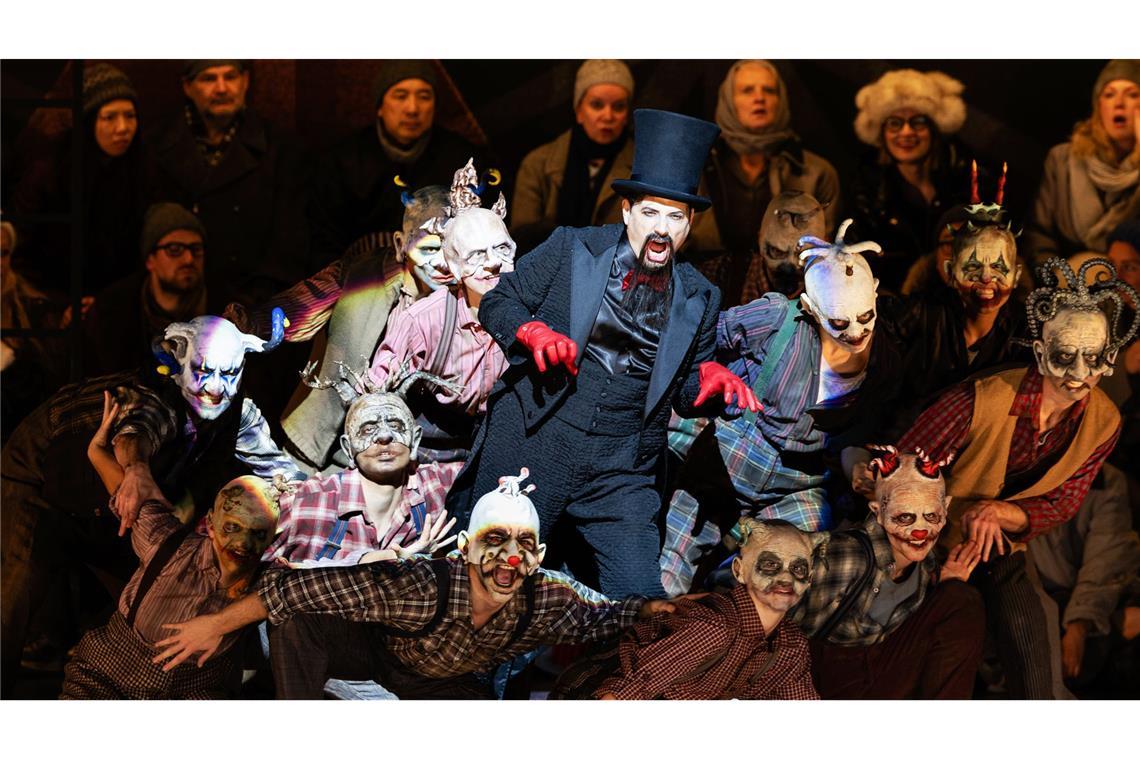 Der Teufel in der Mitte: Tansel Akzeybek als Zirkusdirektor mit Zylinder