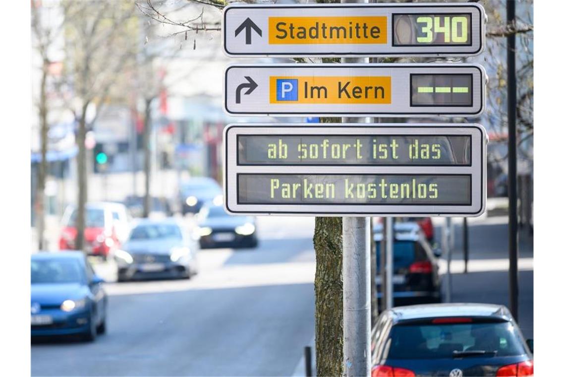 Kleinere Städte verzichten in Corona-Krise auf Parkgebühren Der Text „ab sofort ist das Parken kostenlos“ steht auf einer Anzeige in der Innenstadt. Foto: Sebastian Gollnow/dpa