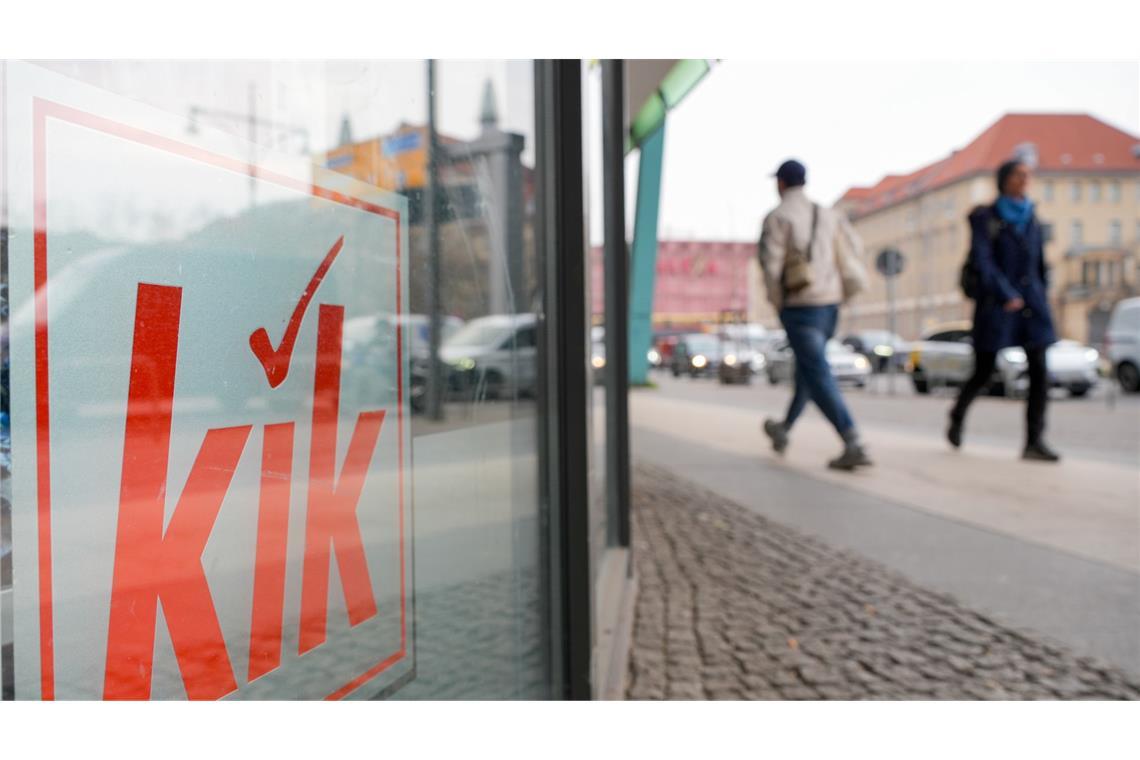 Der Textildiscounter schließt in Deutschland rund 150 Filialen.