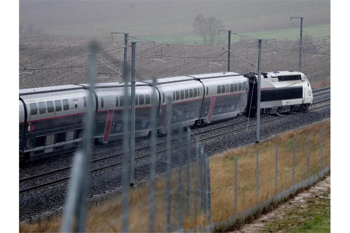 Der TGV-Zug steht nördlich von Straßburg teilweise entgleist auf der Bahnstrecke. Foto: Jean-Francois Badias/AP/dpa
