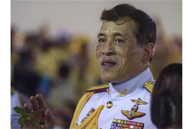 Der thailändische König Maha Vajiralongkorn grüßt seine Anhänger nach einer buddhistischen Zeremonie im Großen Palast. Foto: Yuttachai Kongprasert/SOPA Images via ZUMA Wire/dpa