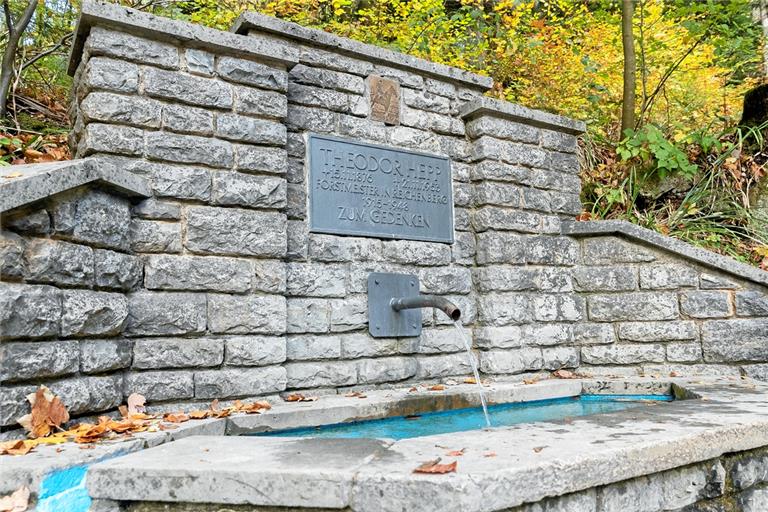 Der Theodor-Hepp-Brunnen erinnert an den Reichenberger Forstamtsleiter. Vor zwei Jahren wurde dort ein Bronzerelief angebracht, das den Forstmeister hoch zu Ross zeigt. Foto: J. Fiedler