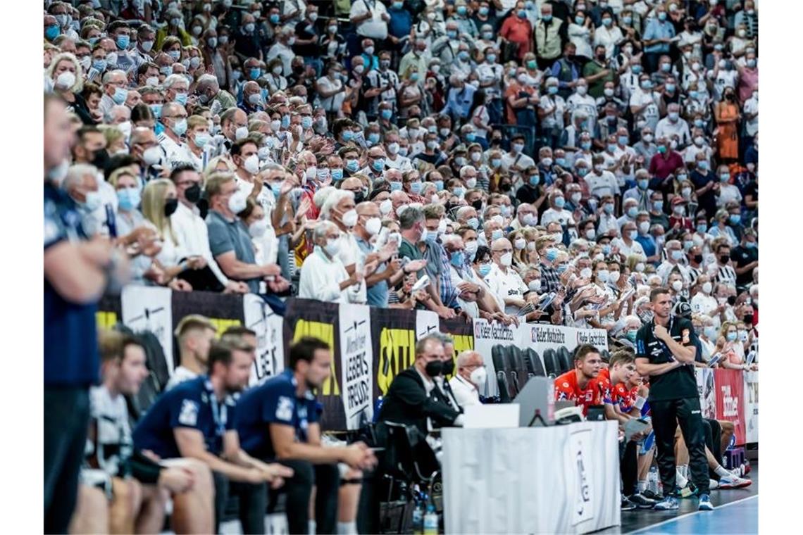 Kiels Handballer vor 9000 Fans: „Gänsehaut pur“ Der THW Kiel empfing 9000 Zuschauer. Foto: Axel Heimken/dpa
