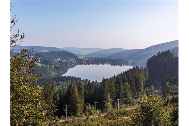 Der Titisee mit den Gleisen der Höllentalbahn. Foto: Philipp von Ditfurth/dpa/Archivbild
