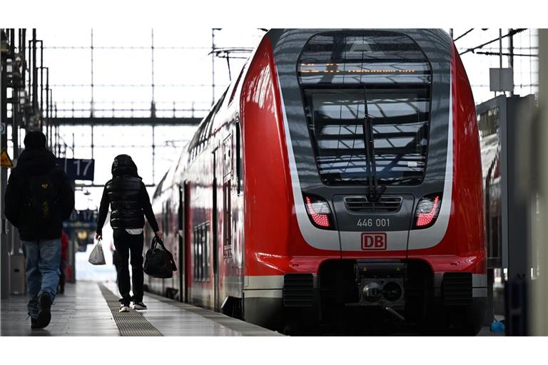 Der tödliche Angriff auf einen Zugbegleiter in einem Regionalzug hat bundesweit Entsetzen ausgelöst. (Archivbild)