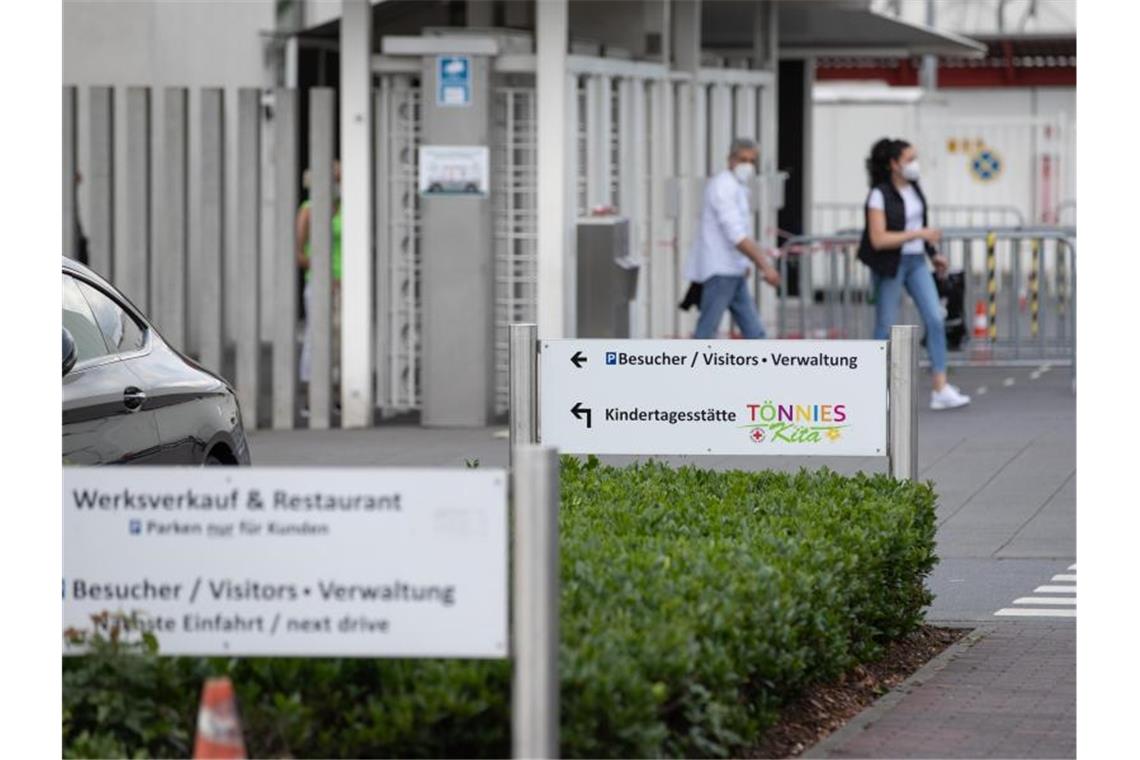 Der Tönnies-Betrieb in Rheda-Wiedenbrück steht wegen des Corona-Ausbruchs seit Mittwoch weitgehend still. Foto: Friso Gentsch/dpa