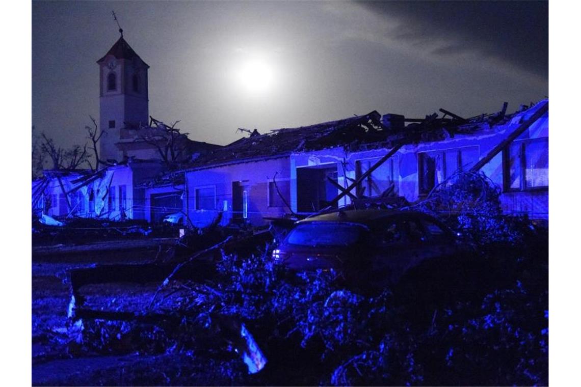 Der Tornado in Tschechien richtete immense Schäden an: Häuser wurden zerstört, Dächer abgedeckt, Stromleitungen niedergerissen und Autos umhergeworfen. Foto: Vaclav Salek/CTK/AP/dpa