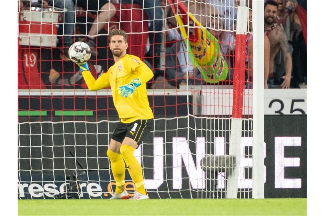 Der Torwart des VfB Stuttgart Ron-Robert Zieler wirft den Ball aus dem Tor. Foto: Sebastian Gollnow/Archivbild