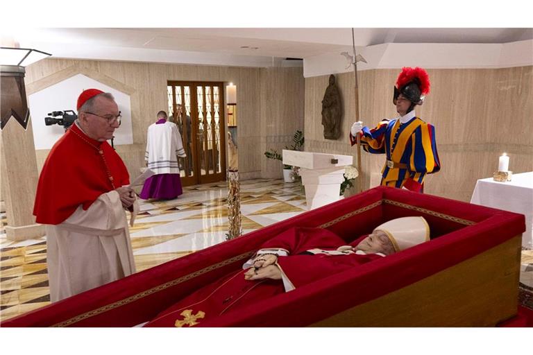 Der tote Papst Franziskus liegt nun in der Kapelle seiner Residenz Santa Marta im offenen Sarg.