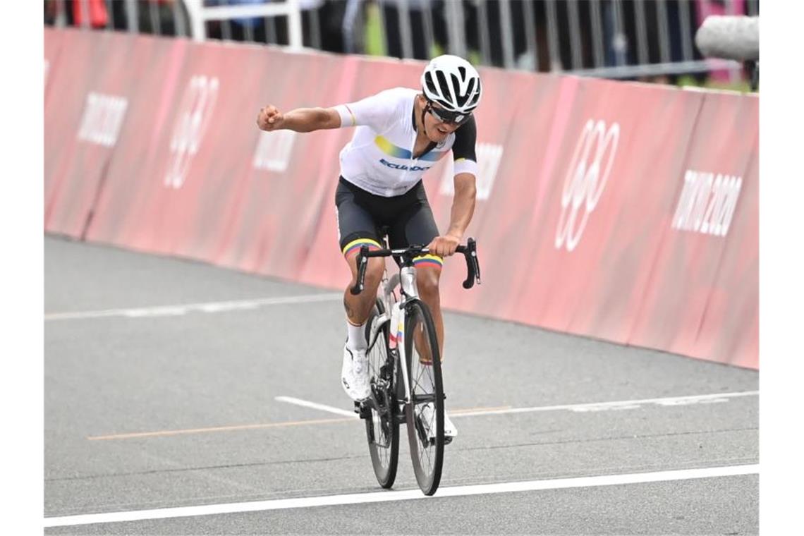 Radprofi Schachmann ohne Happy End nach Corona-Schock Der Tour-de-France-Dritte Richard Carapaz aus Ecuador gewann Gold im olympischen Straßenradrennen. Foto: Sebastian Gollnow/dpa