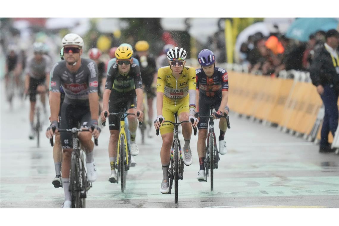 Sprinter Bauhaus entgeht Sturz-Chaos - Milan gewinnt Der Tour-Führende Tadej Pogacar kommt bei Regen ins Ziel.