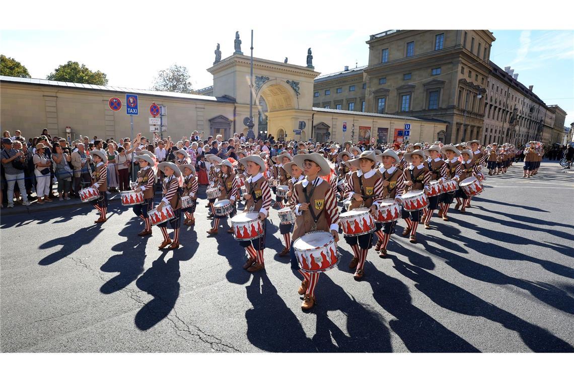 Der Trachten- und Schützenumzug ist ein traditionelles Element des Oktoberfests.