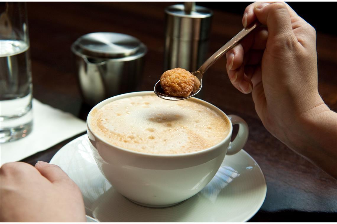 Der Traditionalist: Espresso, heißer Milch und heißem Milchschaum ist lecker, aber nichts geht über eine befleckte Milch. Latte-Macchiato-Genießer gelten als traditionsbewusst und zurückhaltend.