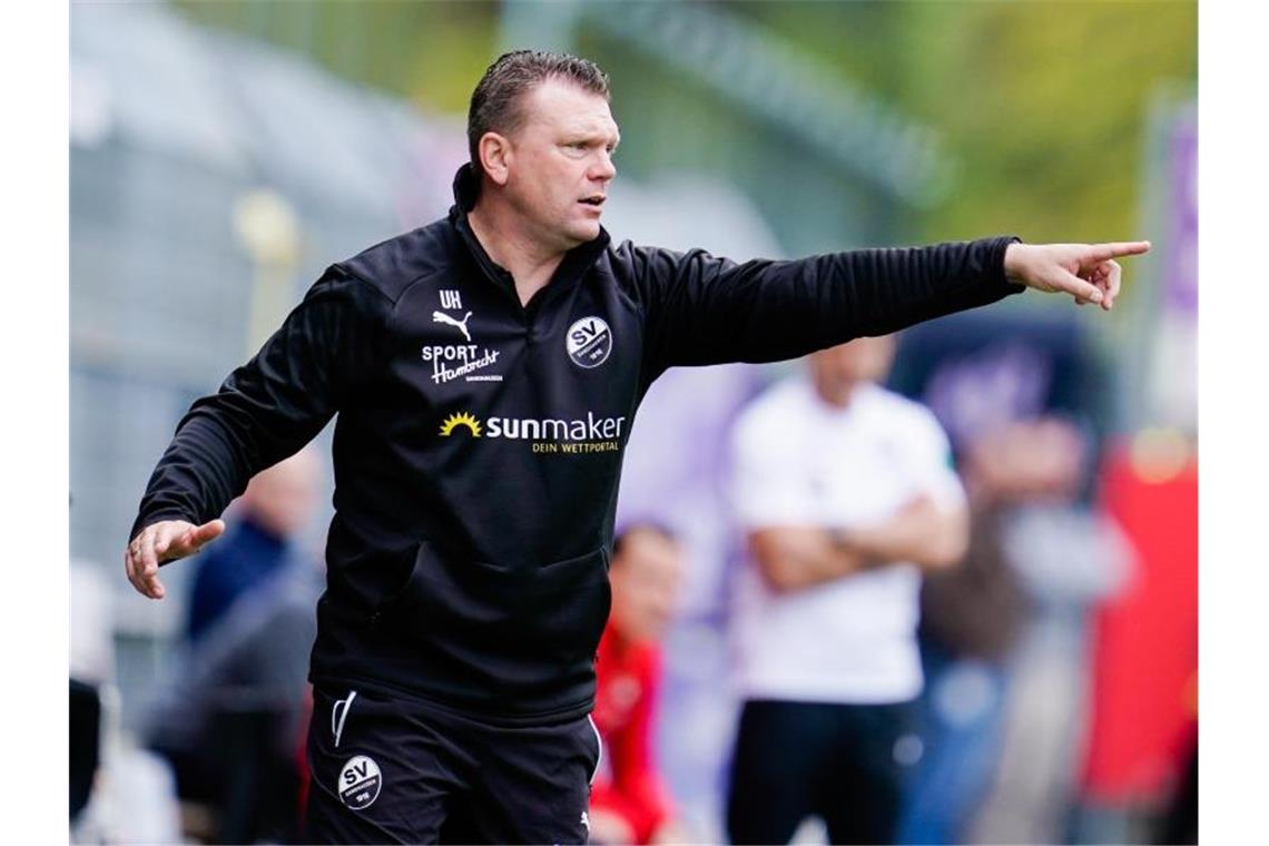 Der Trainer des SV Sandhausen, Uwe Koschinat, gestikuliert. Foto: Uwe Anspach/dpa/Archivbild