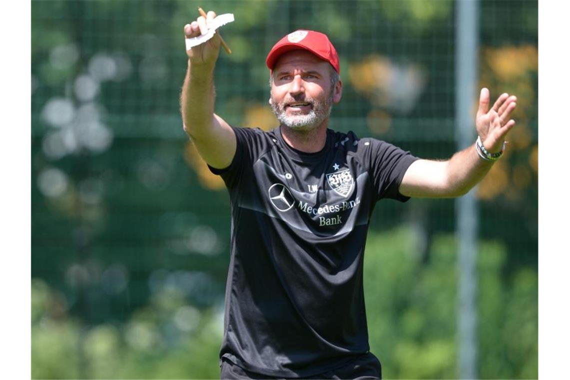 VfB-Coach Walter will neuen Kapitän noch nicht bekanntgeben Der Trainer des VfB Stuttgart, Tim Walter, gestikuliert auf dem Trainingsplatz. Foto: Maximilian Haupt/Archiv
