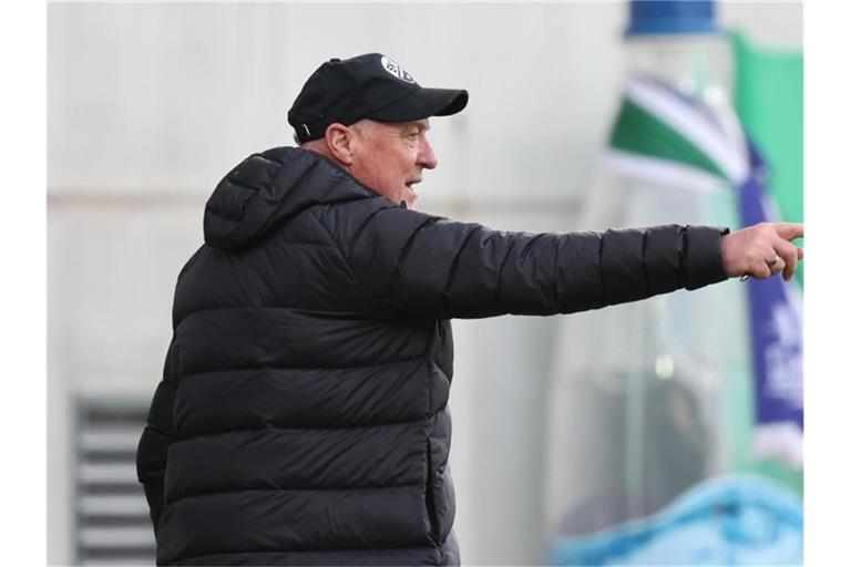Der Trainer Gerhard Kleppinger vom SV Sandhausen reagiert auf den Spielverlauf. Foto: Daniel Karmann/dpa