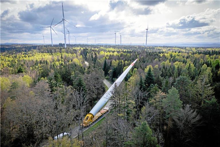 Der Transport der riesigen Rotorblätter durch den Wald ist kompliziert. Mit Hilfe eines sogenannten Selbstfahrers wird das große Bauteil in Kurven angehoben.Fotos: Alexander Becher