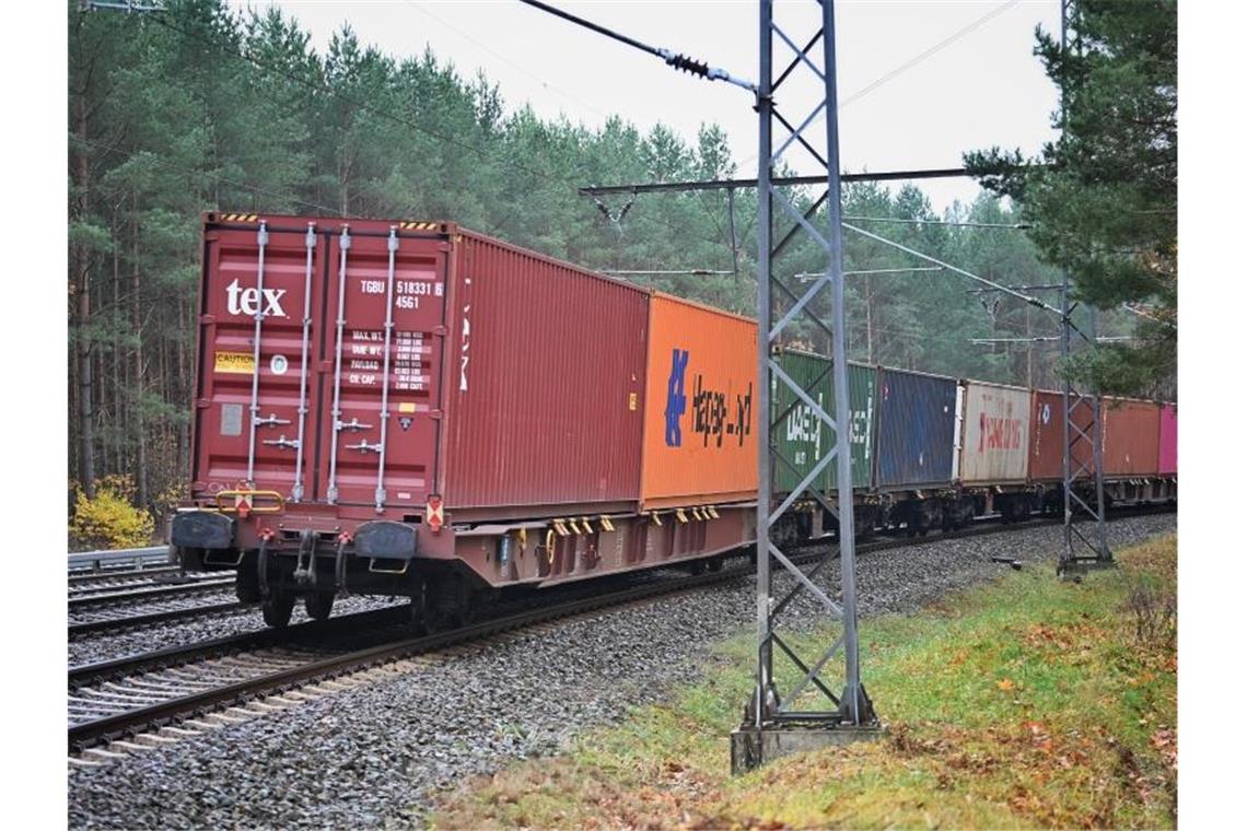 Güterverkehr lässt sich nur begrenzt auf Schiene verlagern Der Transport von Gütern - auf der Schiene oder auf der Straße?. Foto: Soeren Stache/dpa-Zentralbild/dpa
