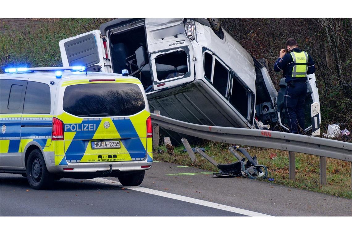 Der Transporter überschlug sich bei dem Unfall.