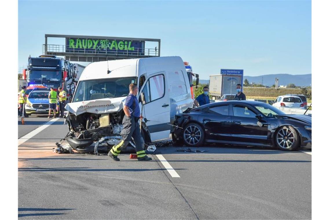 Der Transporter und der Pkw an der Unfallstelle auf der Autobahn 5 bei Walldorf. Foto: Marco Friedrich/Einsatz-Report24/dpa