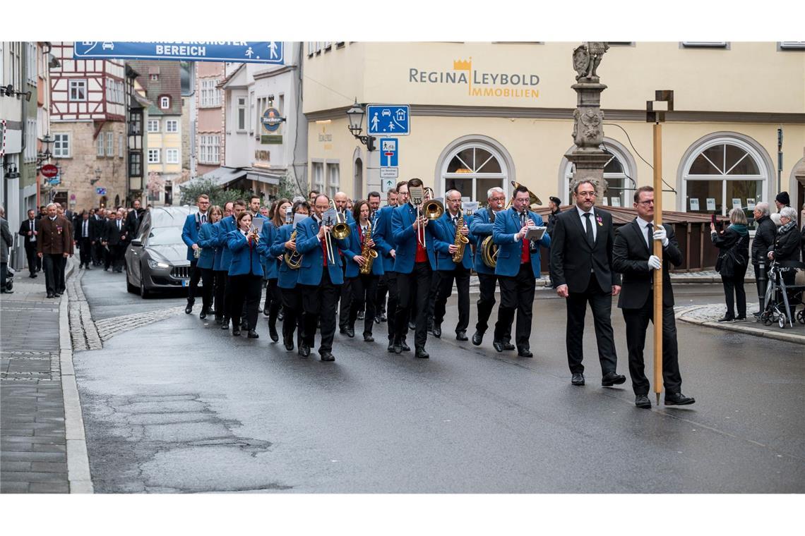Schwedisches Königspaar nimmt Abschied von Prinz Andreas Der Trauerzug führte durch Coburg.