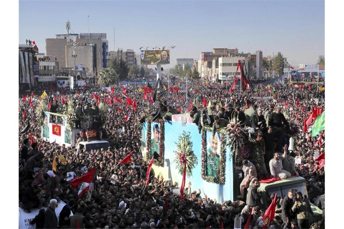 Der Trauerzug in Soleimanis Geburtsstadt Kerman im Süden des Iran. Foto: Erfan Kouchari/Tasnim News Agency/AP/dpa