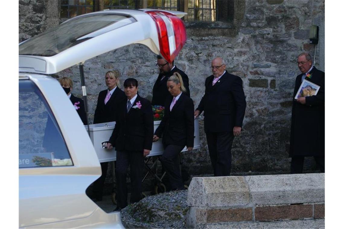 Der Trauerzug verlässt die St. Andrews Kirche nach der Beerdigung von zwei der sechs Opfer nach der Bluttat am 12. August. Foto: Ben Birchall/PA Wire/dpa